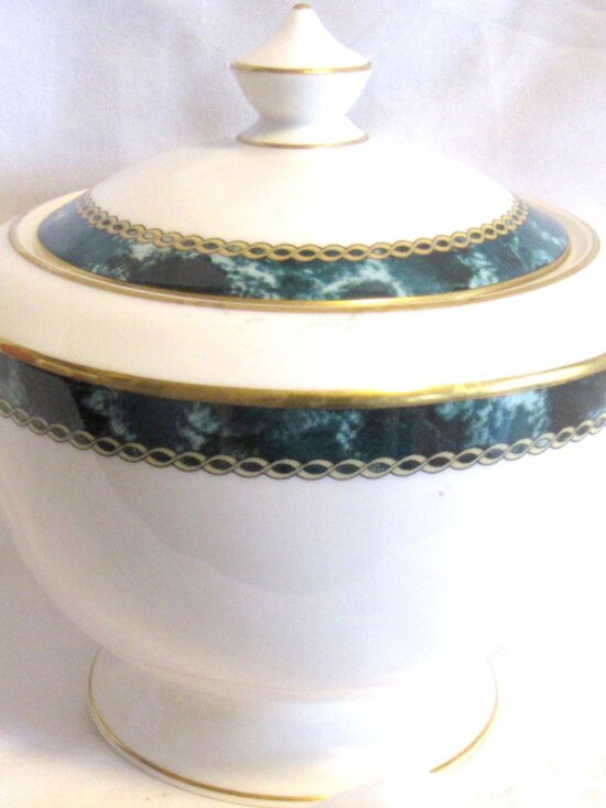 Royal Worcester Medici Green Covered Sugar Bowl and Lid Made in England J122 - Picture 2 of 5